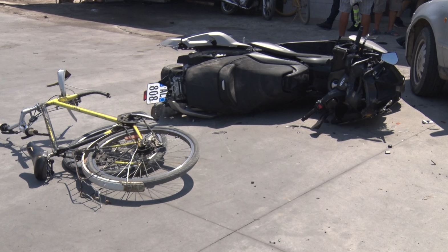 Shkodër, makina përplaset me motorin dhe biçikletën, dy të plagosur