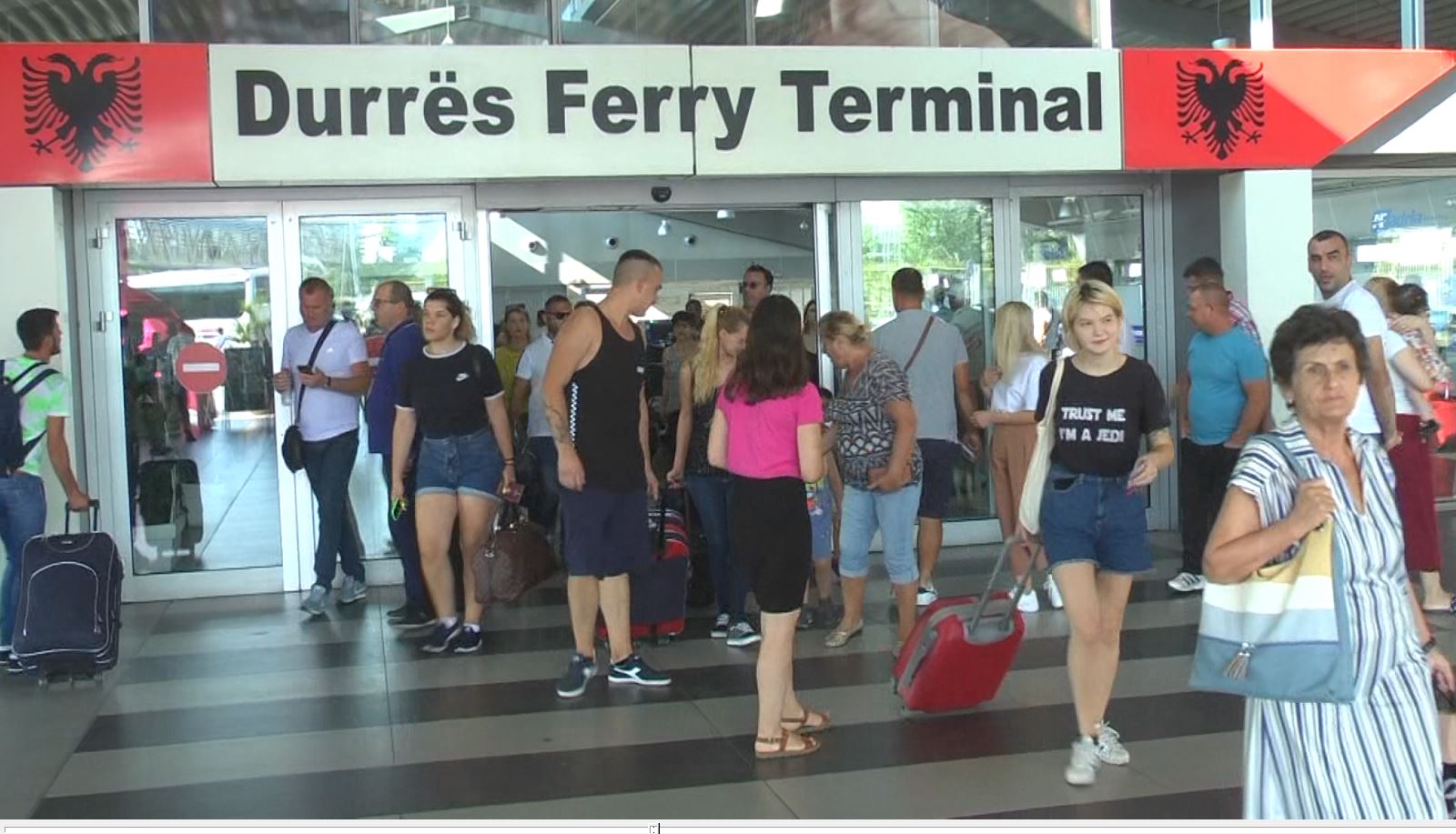 Rritet fluksi në portin e Durrës, pushues të shumtë vazhdojnë të vijnë