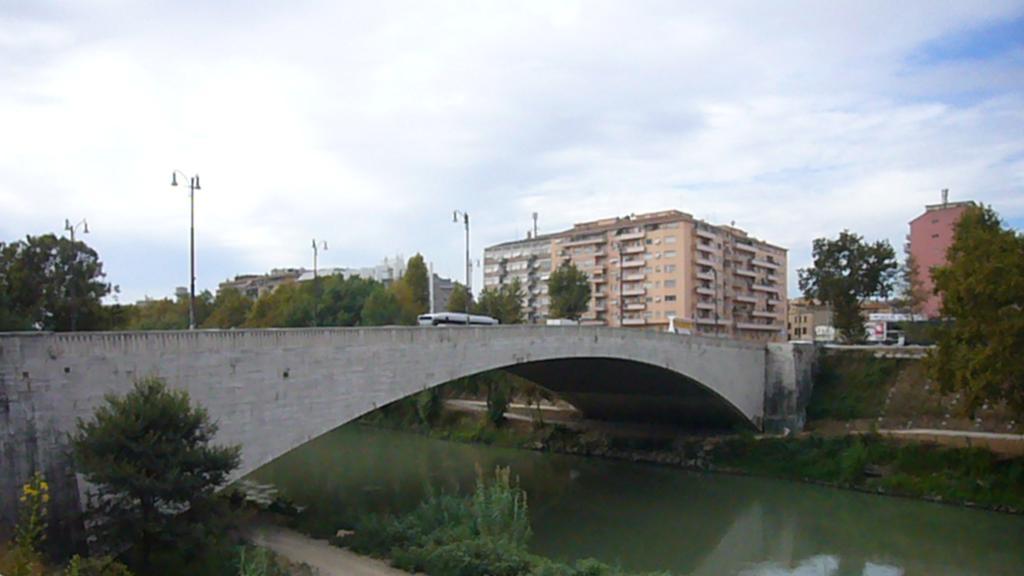 Gjendet e pajetë në lumë e porsalindura në Itali