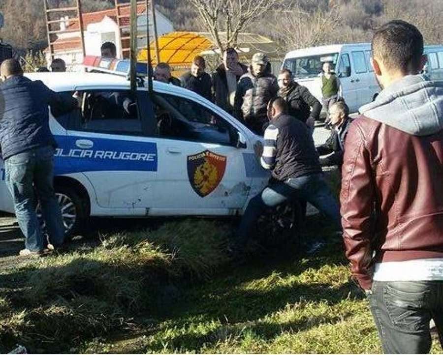 Aksidentohet punonjësi i policisë