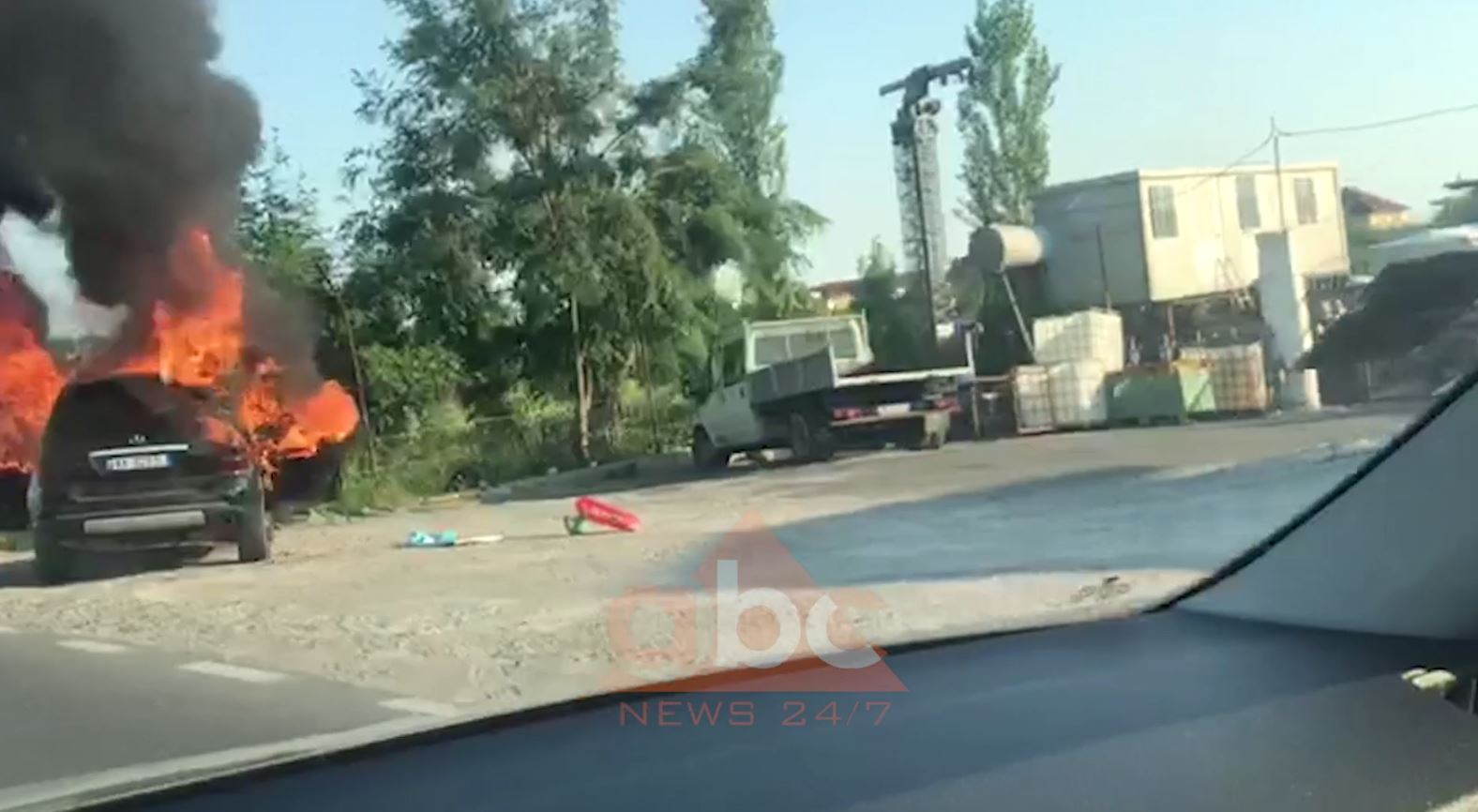 Shkrumbohet nga flakët makina në dalje të Lezhës (Video)