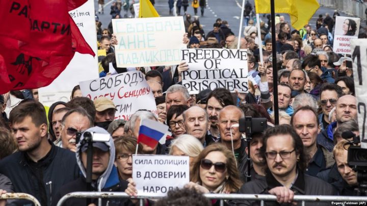 Protesta në Moskë: Mbi 20 mijë vetë në shesh