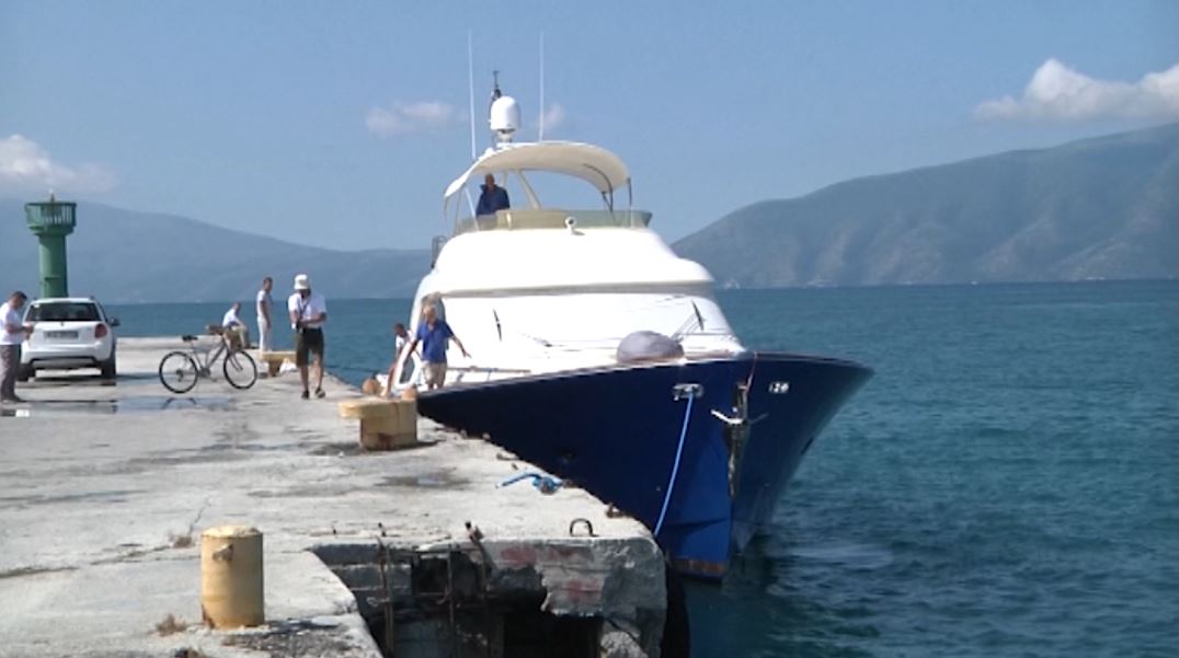 Roja Bregdetare në Vlorë shpëton 8 turistë serbe