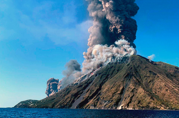 Qetësohet situata në Stromboli pas shpërthimit të vullkanit