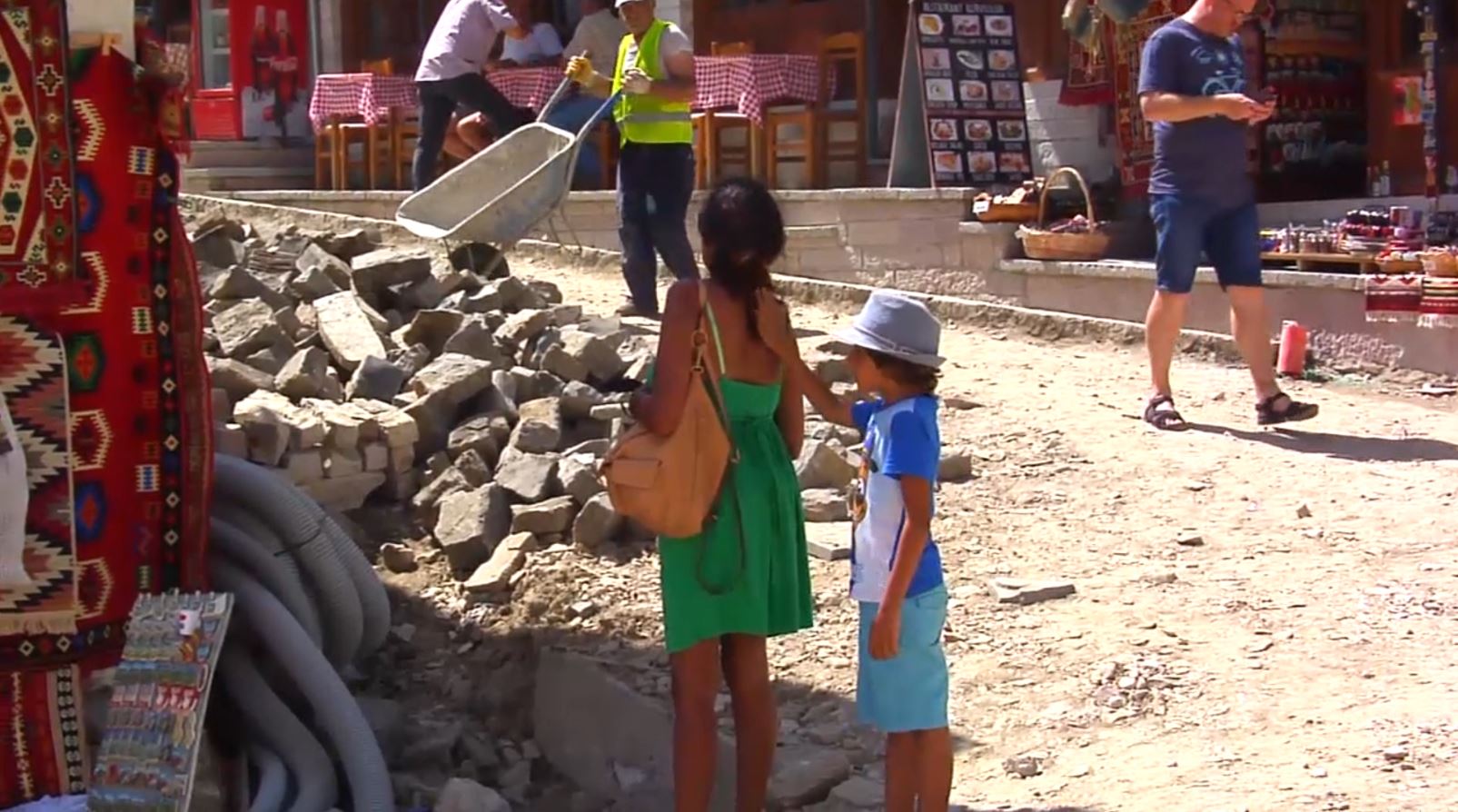 Turistët në Gjirokastër, kaos nëpër kalldrëmet që po restaurohen