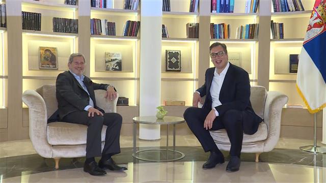 Komisioneri i BE Hahn takohet në Beograd me Vuçiç
