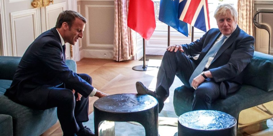 Boris Johnson vendos këmbët mbi tryezë gjatë bisedës me Macron