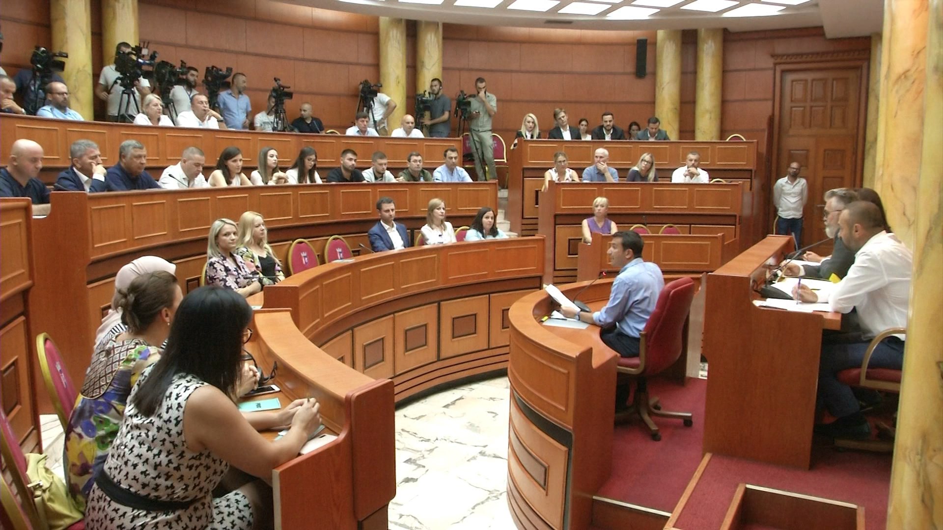 Mbledhja e parë e Këshillit Bashkiak Tiranë, Veliaj: Mbështetje shtresave në nevojë