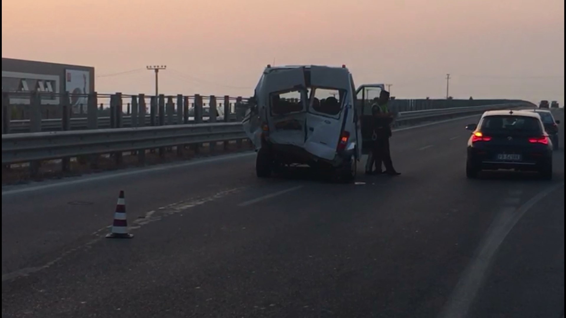 Aksident në autostradën Fier- Vlorë, benzi përplaset me furgonin, tre në spital