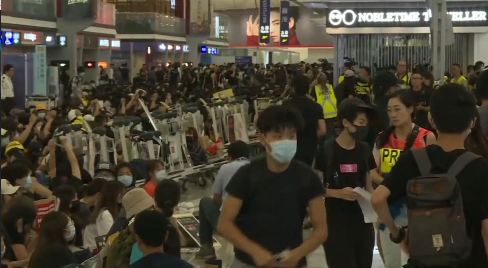 Hong Kong, protestat paralizojnë aeroportin për ditën e dytë rresht