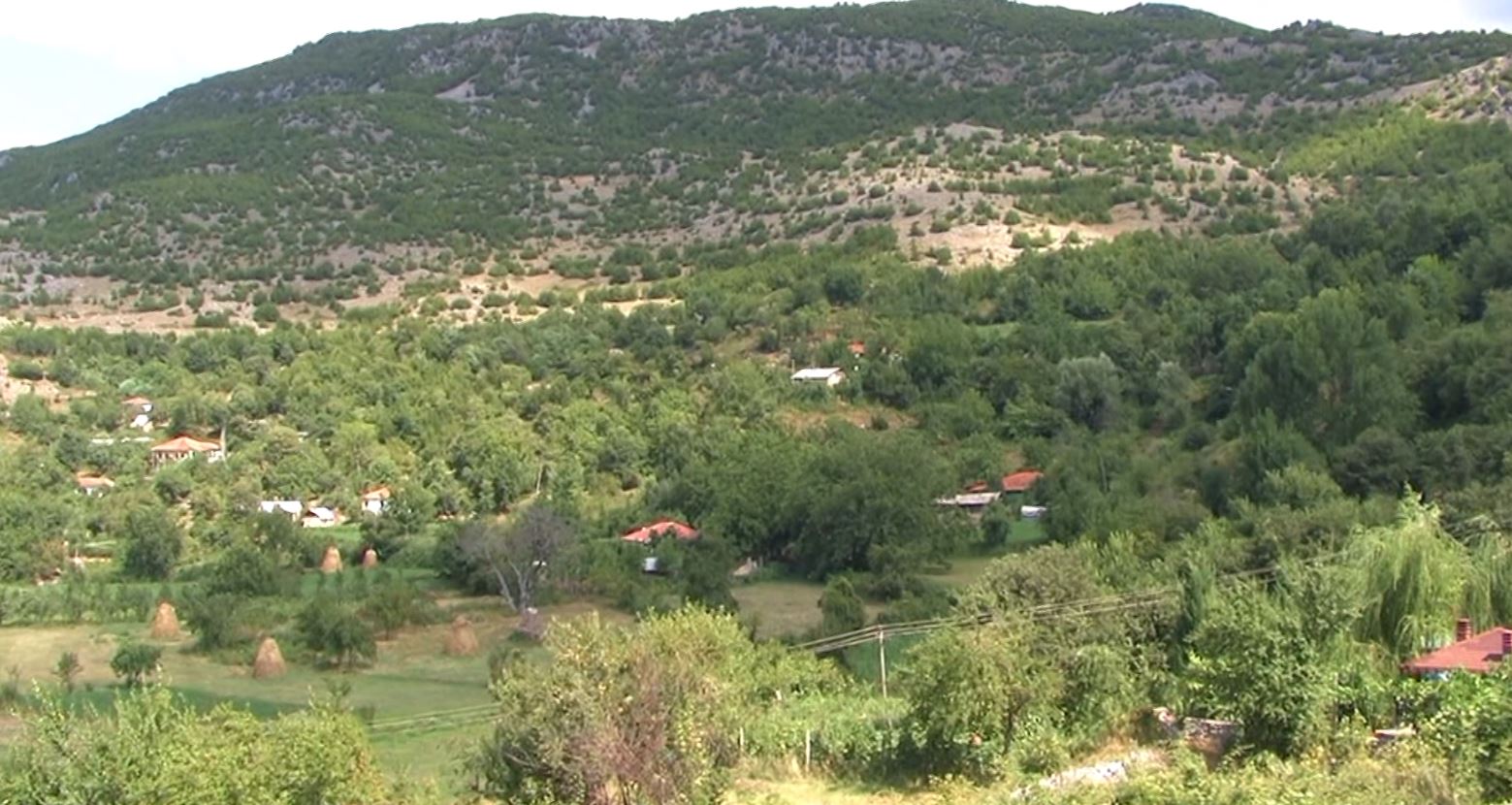 Në Çermenikë, banorët kanë nisur ta quajnë “nga të kuqe të zezë”