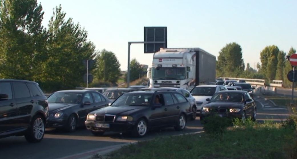 Përsëri trafik i çmendur në rrugën Thumanë-Fushë Krujë