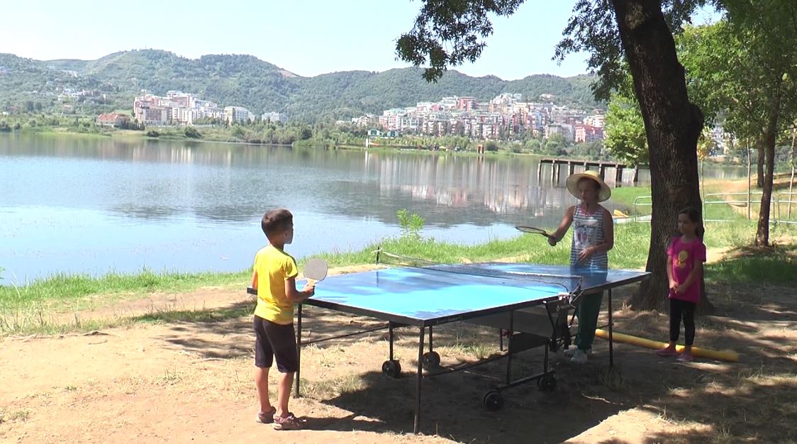 Kamp veror në parkun e madh të Liqenit Artificial