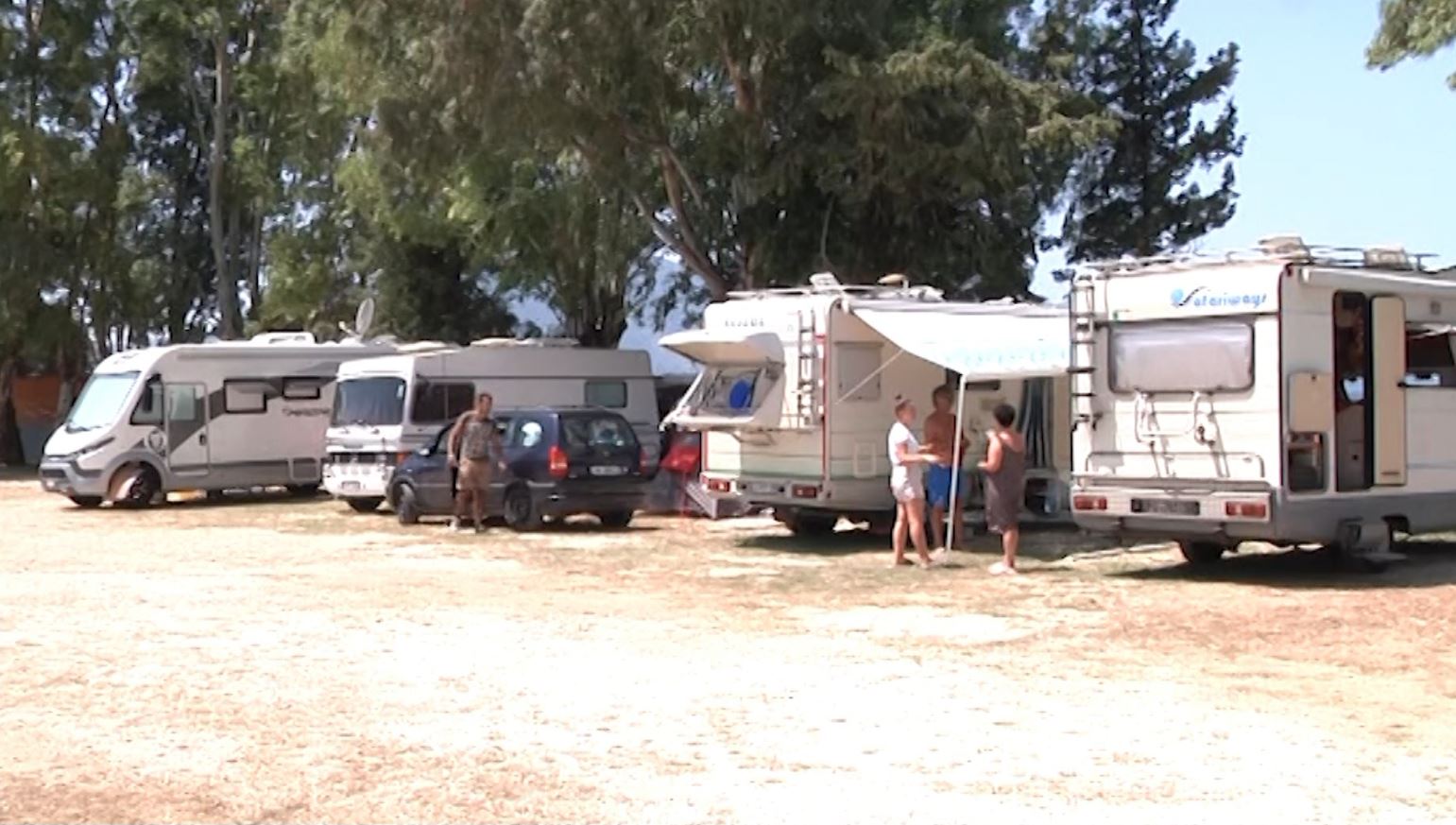 Vlorë, turistët braktisin hotelet dhe ngrenë kampingje për të pushuar