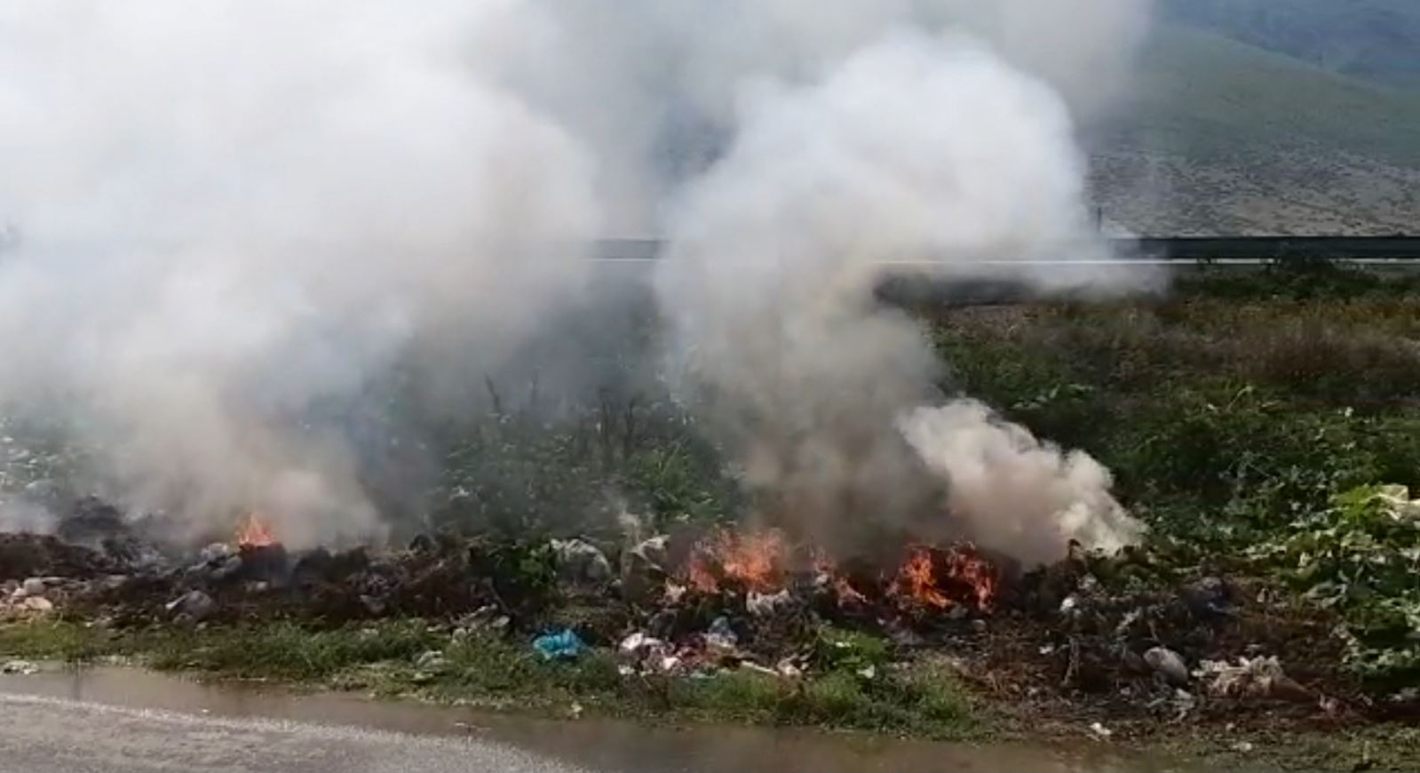 Zjarr në Kukës, tymi mbulon fushëpamjen e Rrugës së Kombit