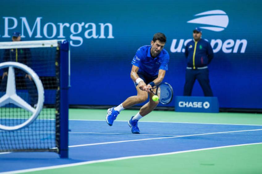 Novak Djokoviç lë pas dëmtimin dhe fiton në US Open