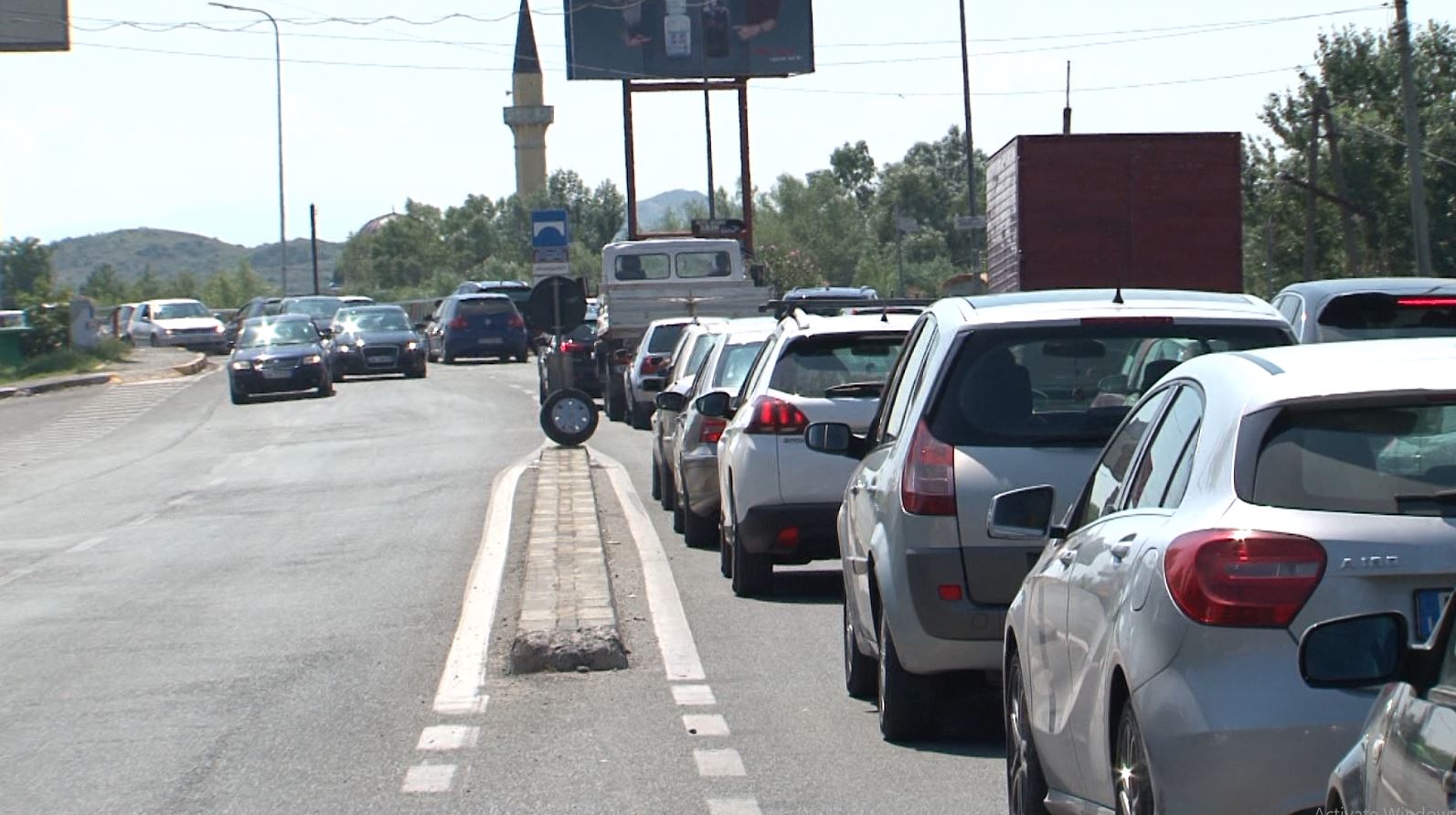 Trafiku rrugor në Shkodër, në hyrje dhe në dalje radhë të gjata makinash