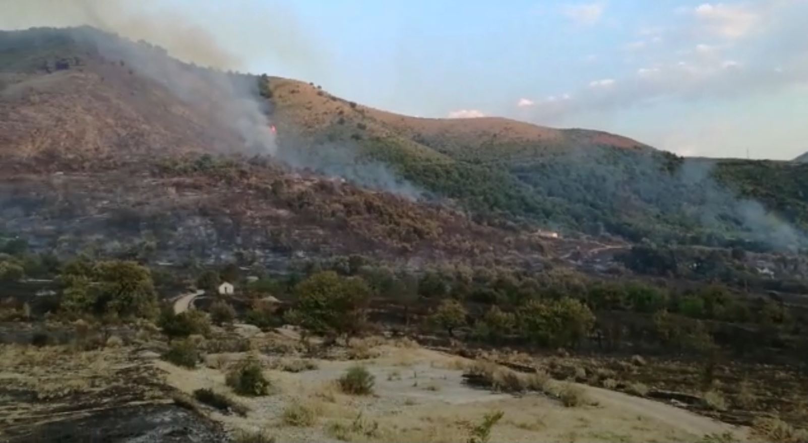 Delvinë, vatrat e zjarrit ende aktive, dëme të mëdha nga flakët