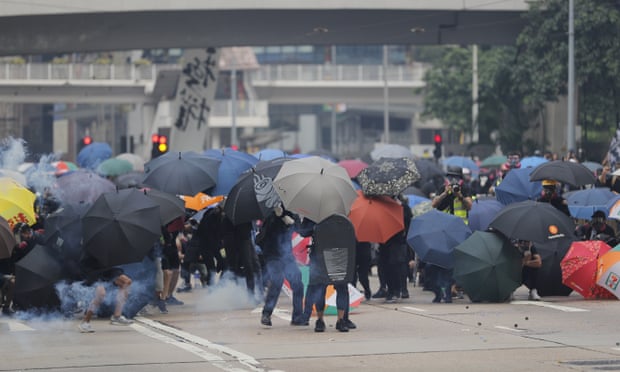 Protestat, zjarr në rrugët e Hong Kongut