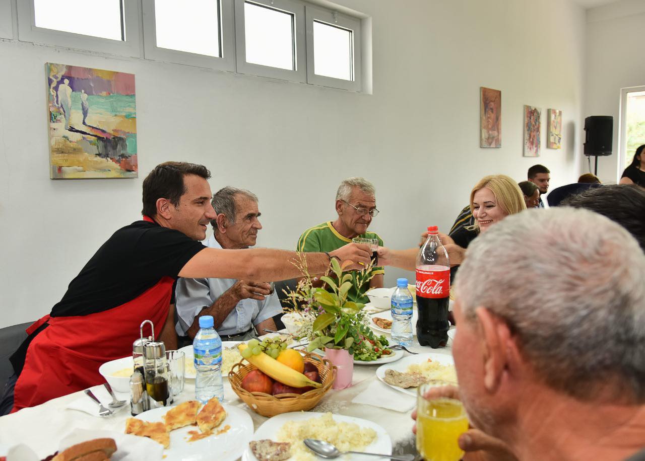 Shenjtërimi i Nënë Terezës, Veliaj shërben drekën për njerëzit në nevojë