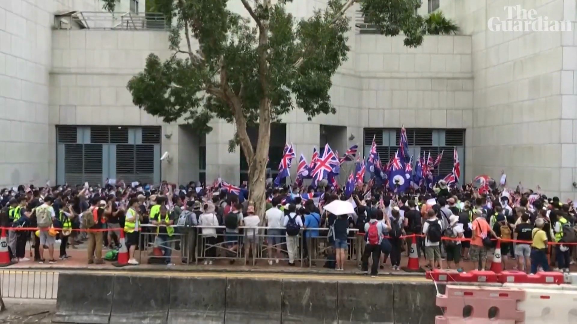 Hong Kong, protesta zhvendoset para Konsullatës britanike