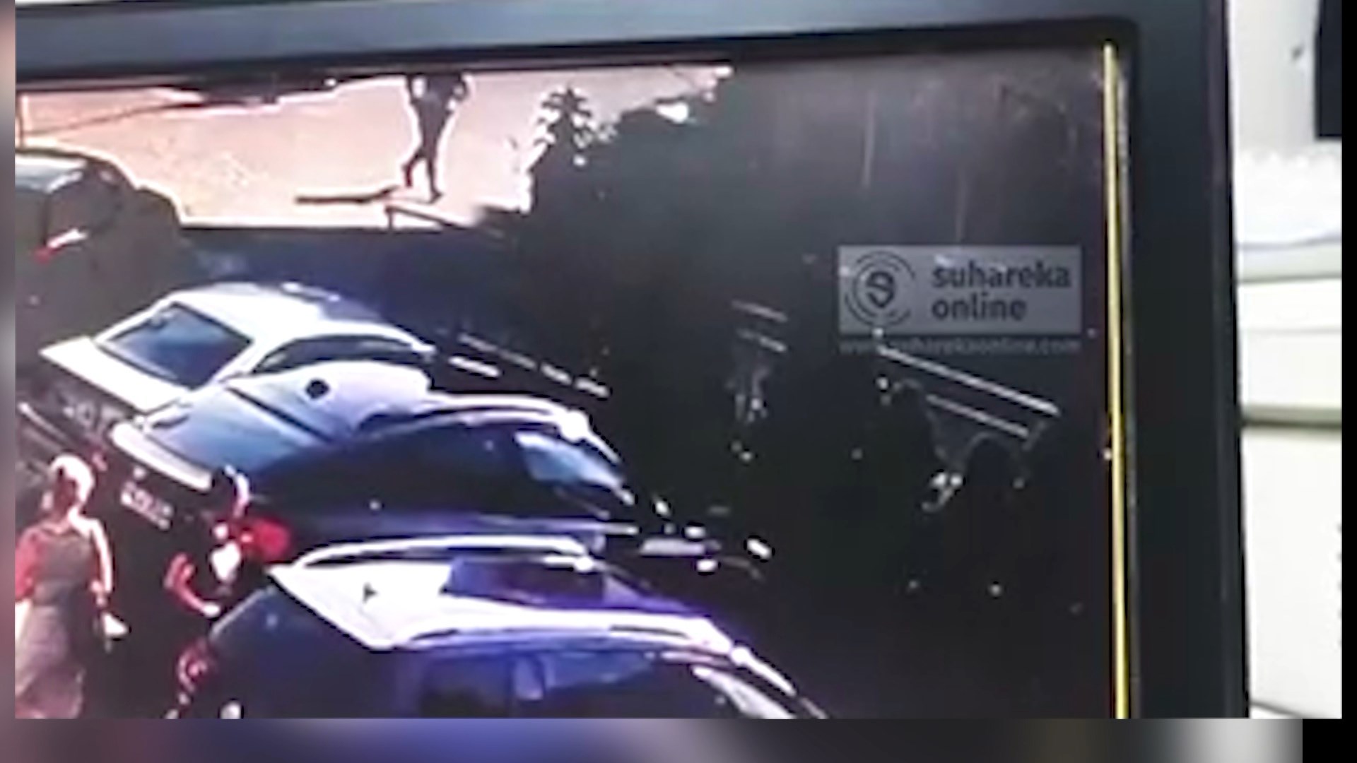 Polici në Suharekë përpiqet të ndalojë me trup një automjet që nuk ndaloi pas urdhrit