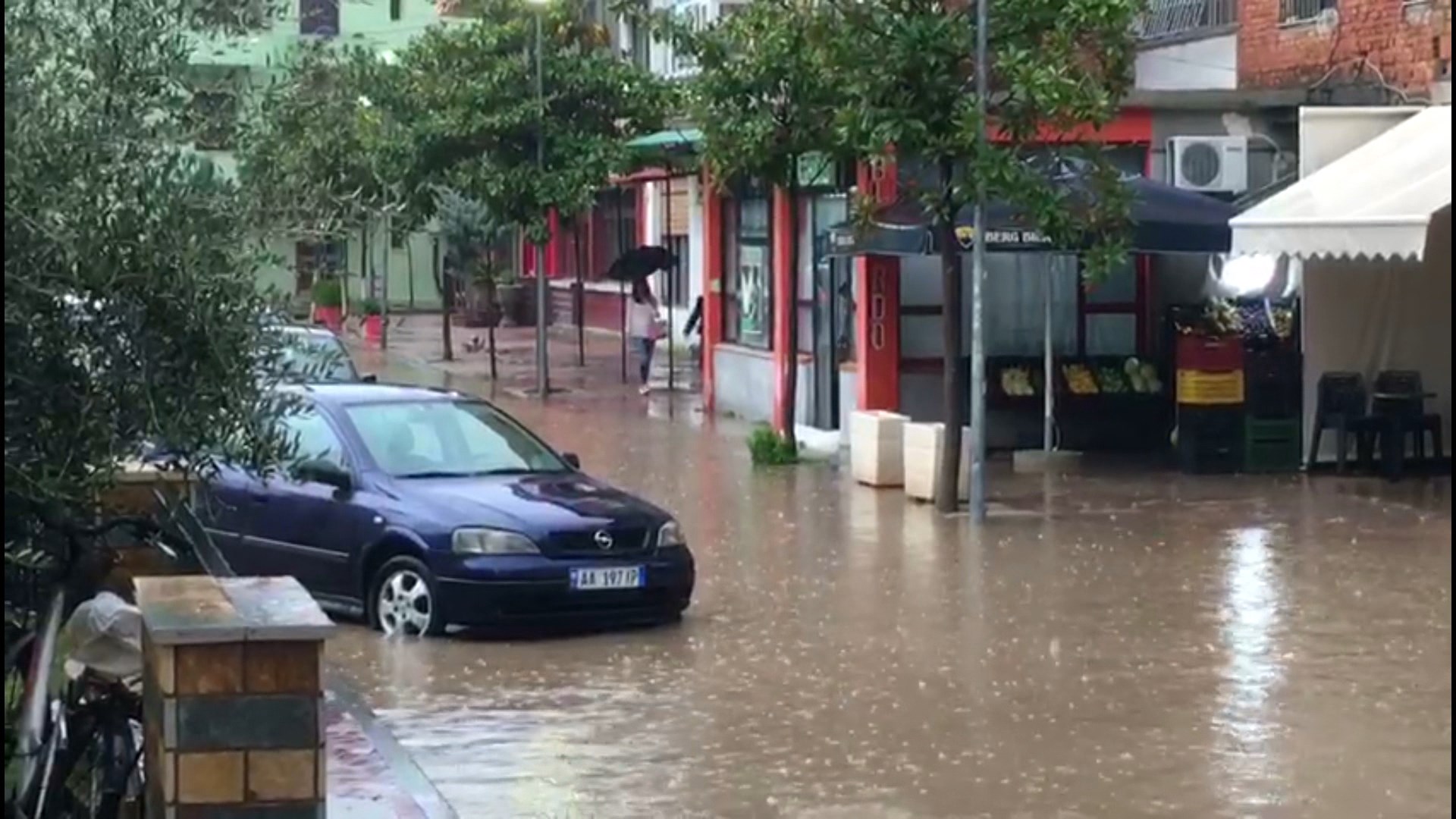 Reshje shiu në Lezhë, mbulohen me ujë rrugët e disa lagjeve