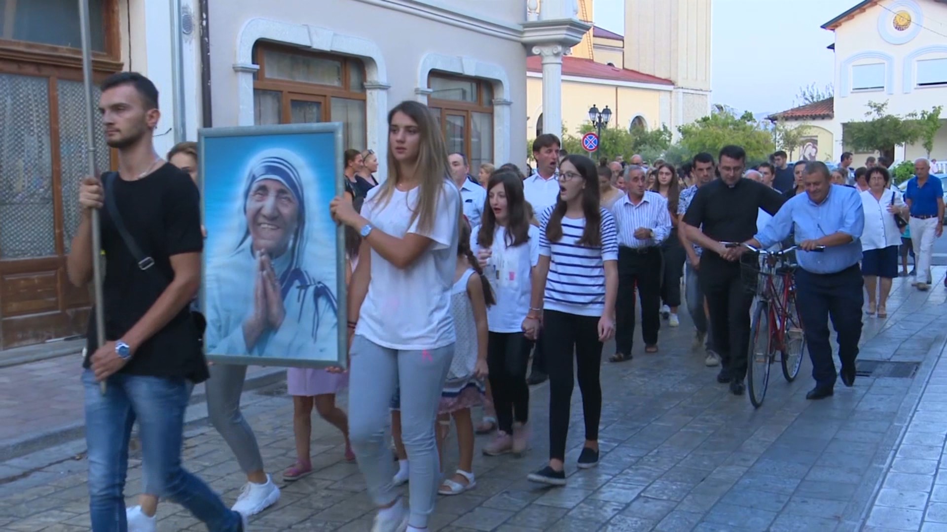 Besimtarët katolikë në Shkodër përkujtojnë shenjtërimin e Nënë Terezës