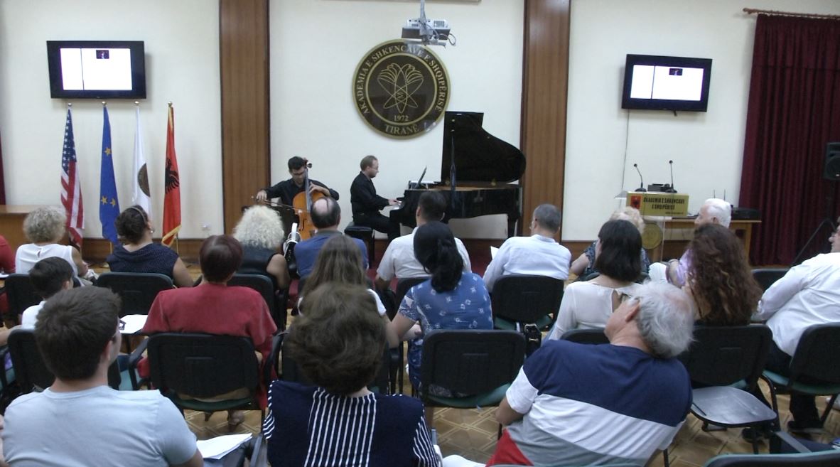 Pianisti shqiptar dhe violinçelisti argjentinas koncert në Tiranë