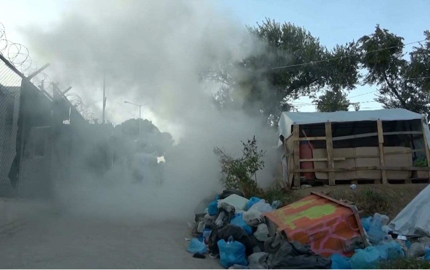 Emigrantët ndezin zjarr në shenjë proteste në ishullin e Lesbos