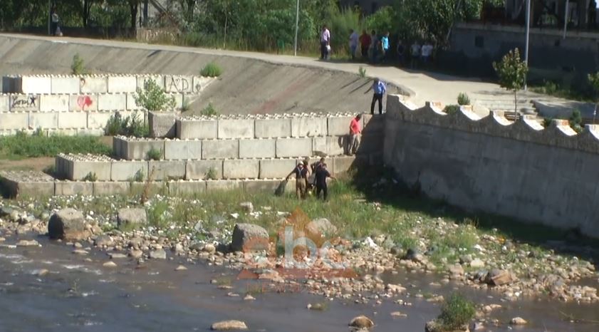 Gjendet një trup i dekompozuar në Vjosë, policia publikon shenjat në trup dhe kërkon ndihmë për identifikimin