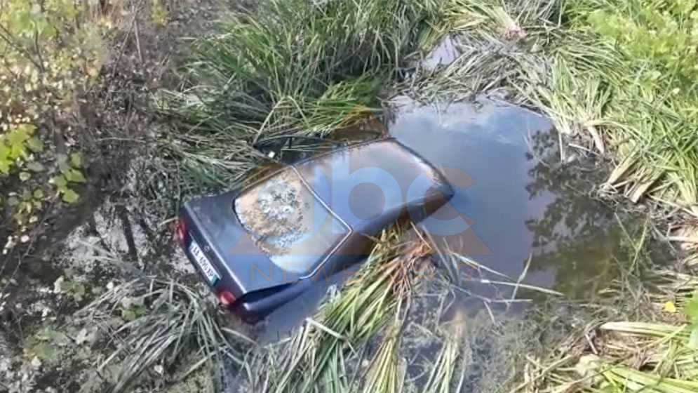 I pret rrugën një makine tjetër, mjeti përfundon në kanal (Video)