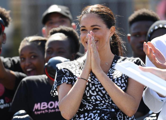 Meghan te viktimat e dhunës në Afrikën e Jugut: Jam këtu për ju