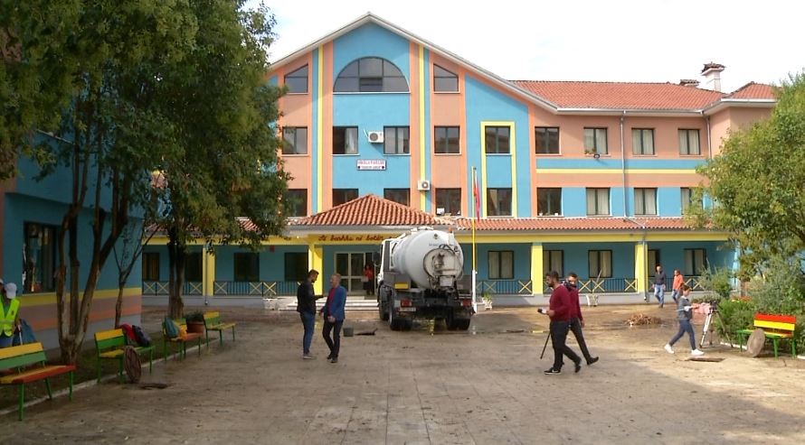 1 metër ujë në shkollën “Sabaudin Gabrani”