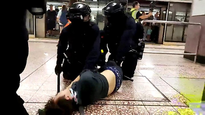 Hong Kong, policia bastis stacionet e metrosë