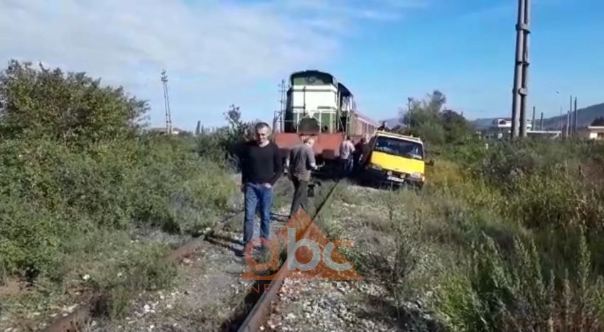 Del nga shinat treni, shpëtojnë pasagjerët