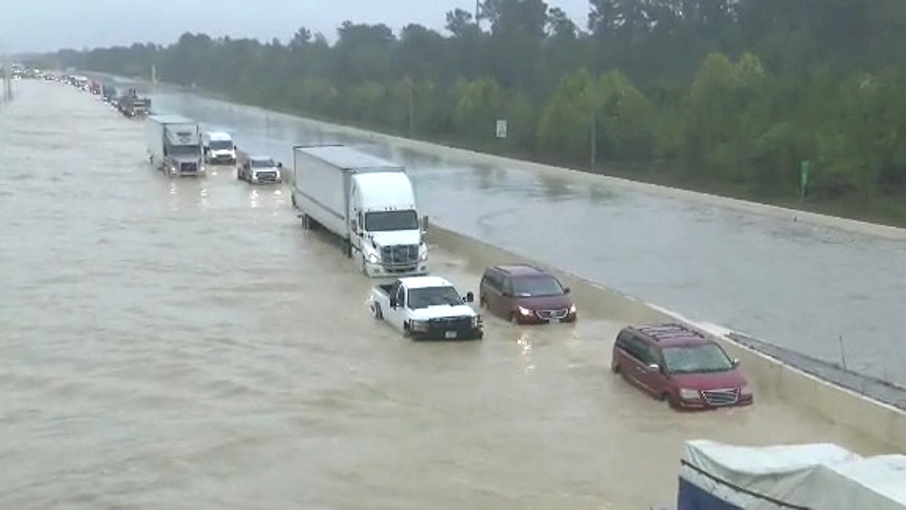 Reshje të dendura shiu në Teksas, përmbytet Hjuston
