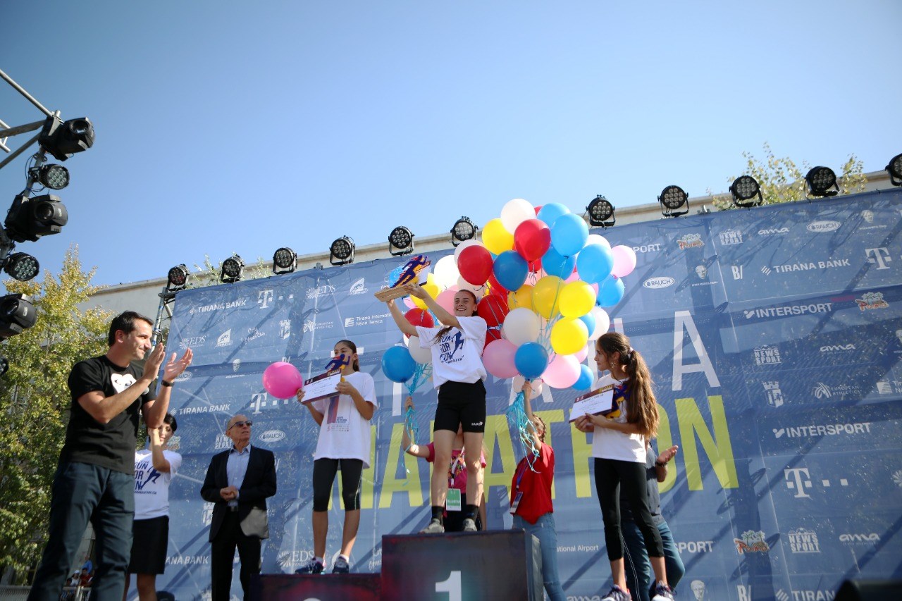 Nxënësit e shkollave 9-vjeçare vrapojnë në garën “Fun Run”, i paraprin Maratonës