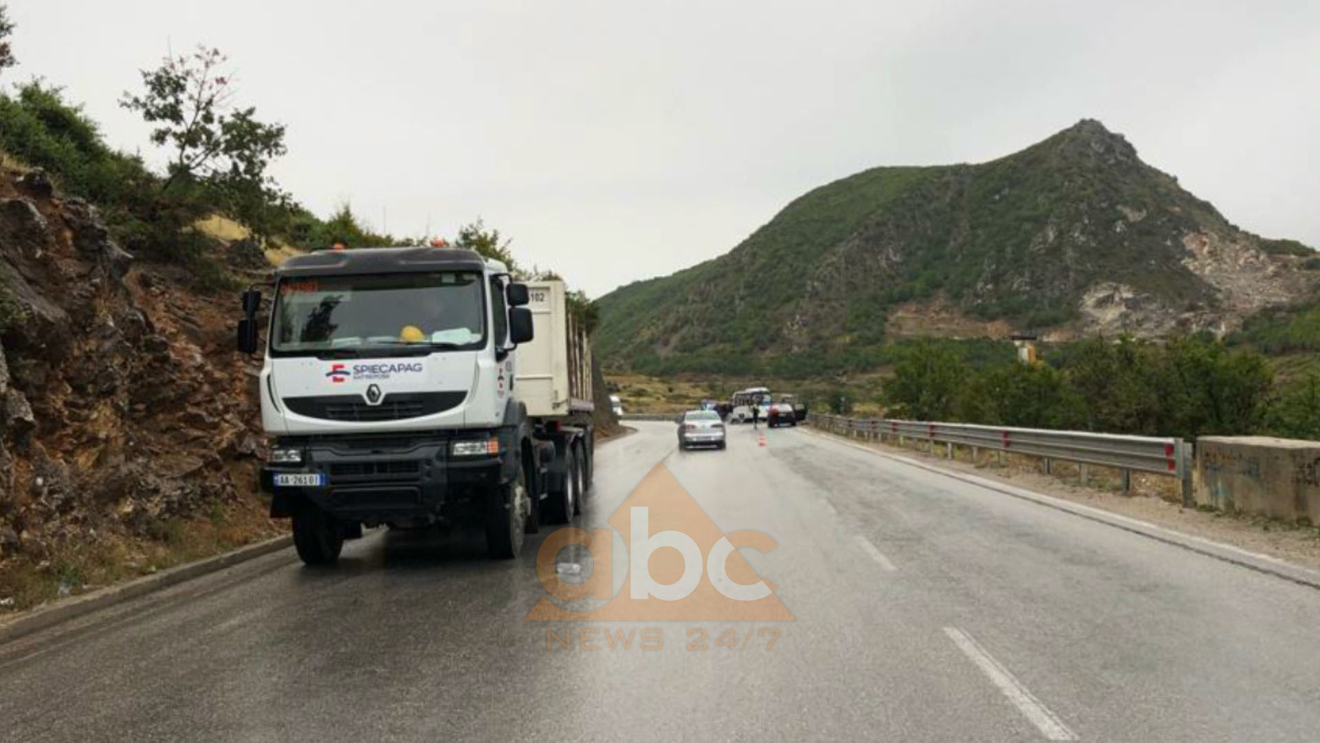 Foto/Trajleri përplaset me autobusin, një i vdekur e 2 të plagosur