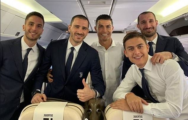 VIDEO | Humor dhe puthje te Juventusi, CR7 dhe Bonucci surprizojnë Dybala