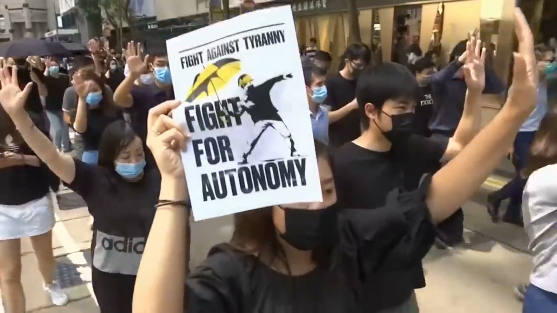 Guvernatorja e Hong Kong ndalon përdorimin e maskave nëpër protesta