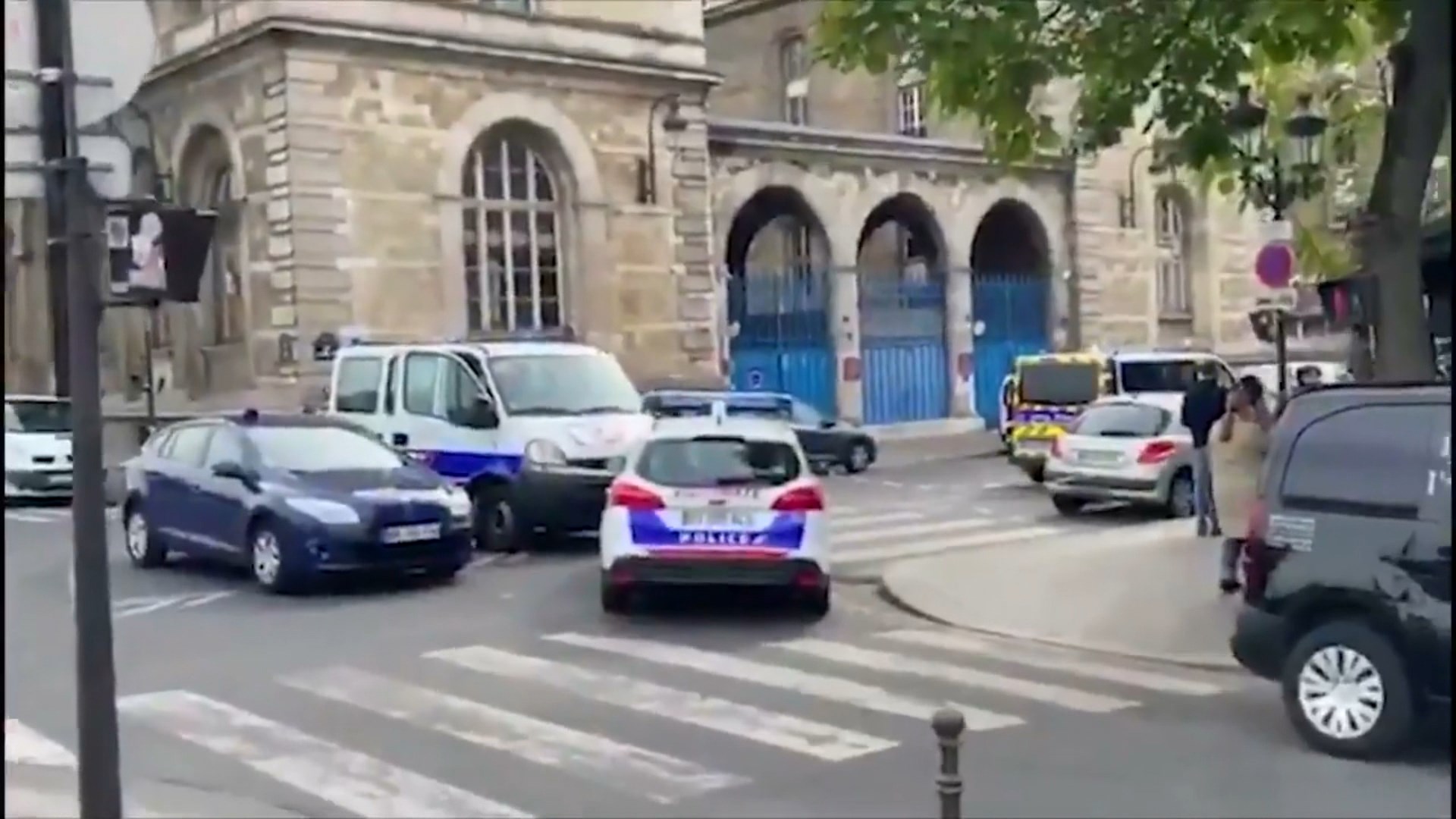 Plagosen me thikë dy agjentë policie në një komisariat në Paris