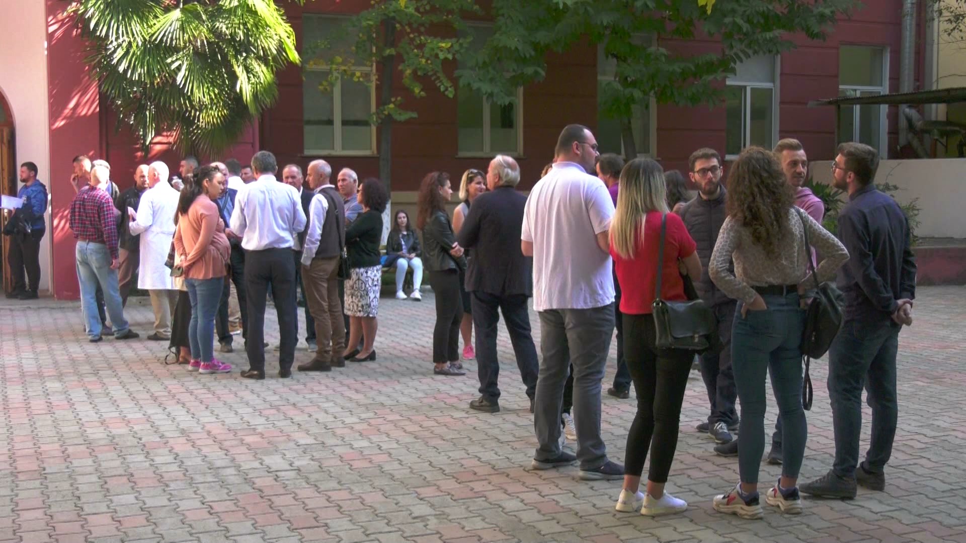 Studentë e pedagogë të FSHN protestojnë për Kopshtin Botanik