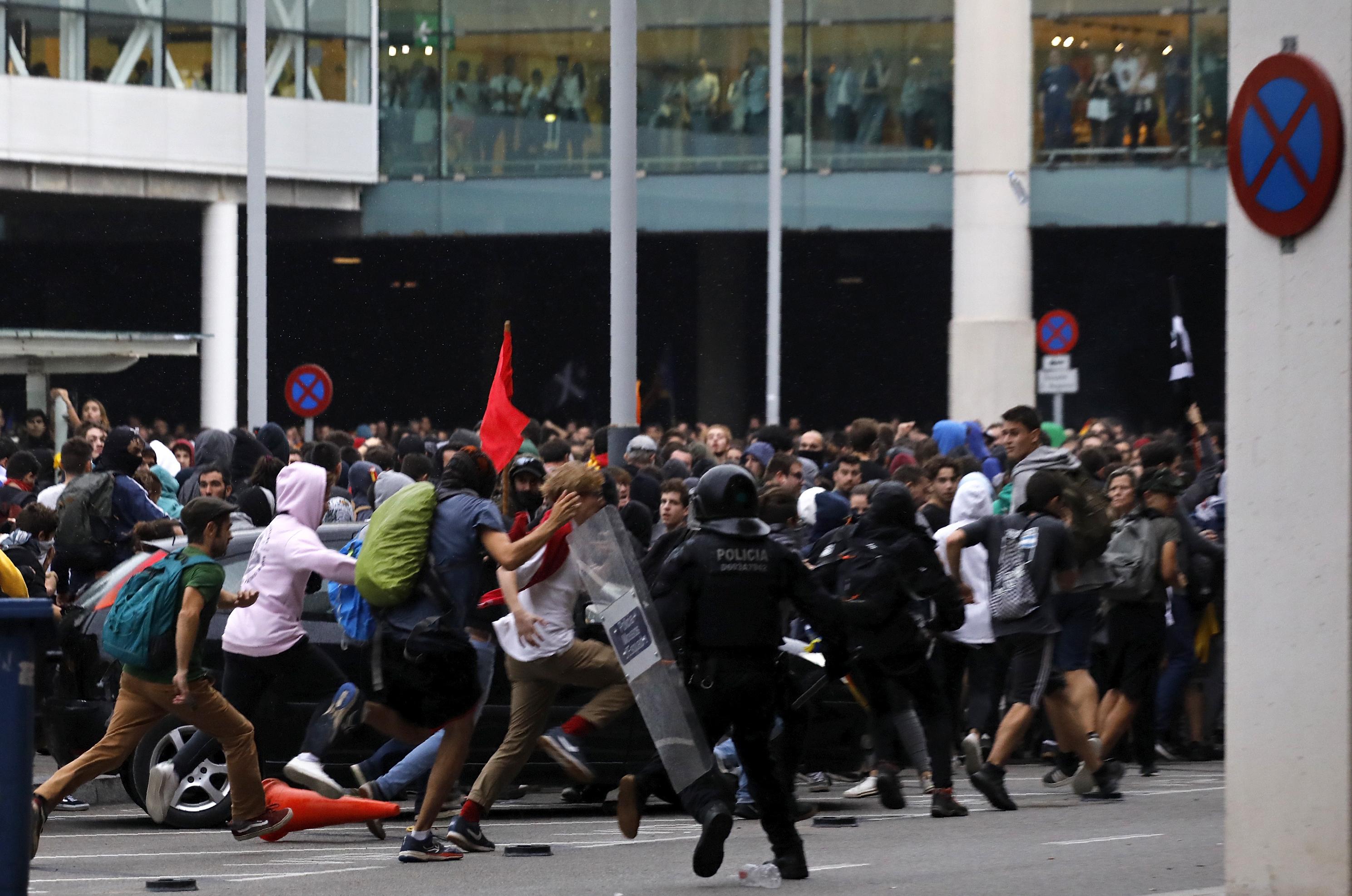 Protesta të dhunshme në Barcelonë, manifestuesit përleshen me policinë