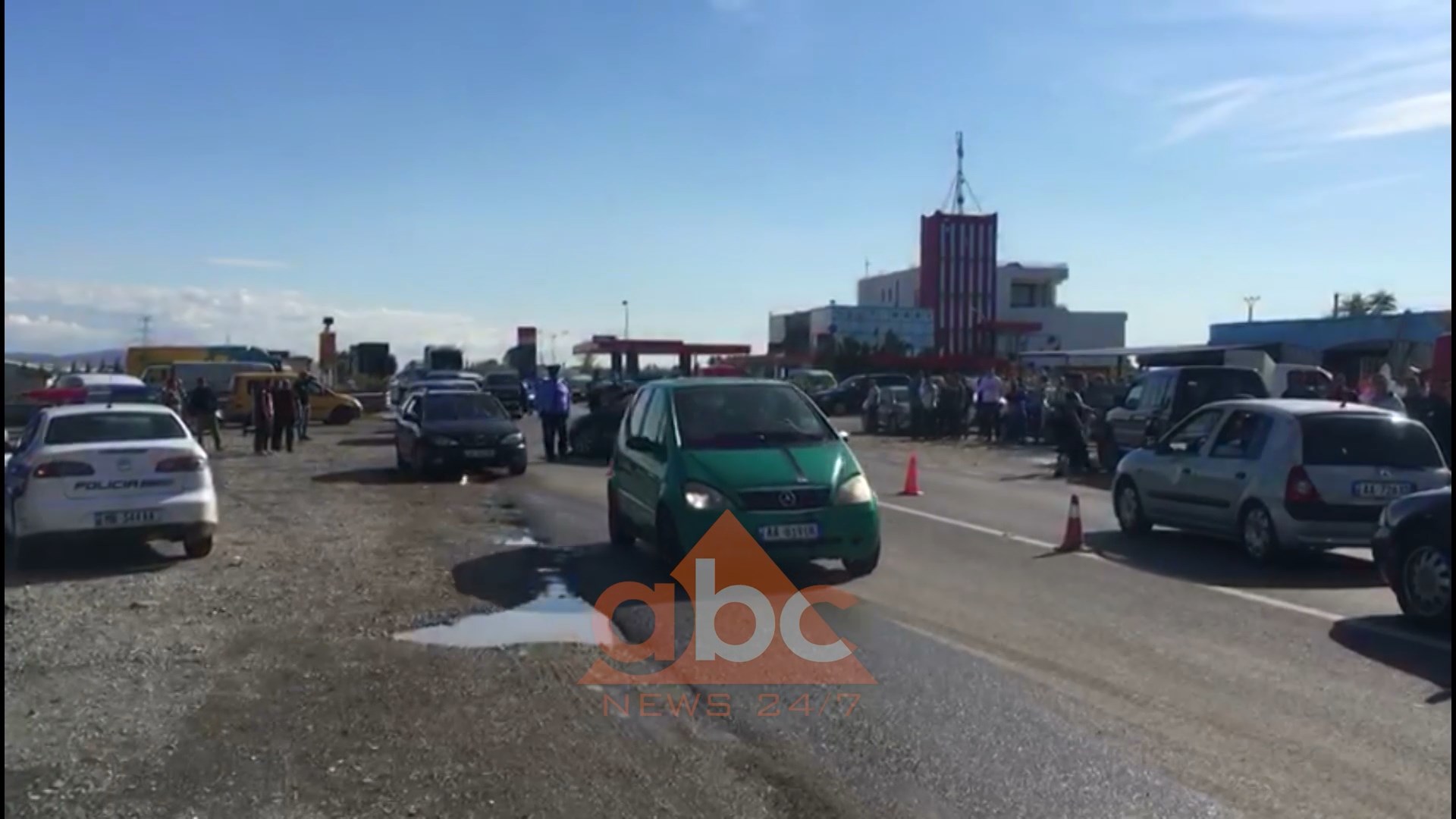 Përplasen dy automjete në Lezhë, plagosen 4 persona (Video)