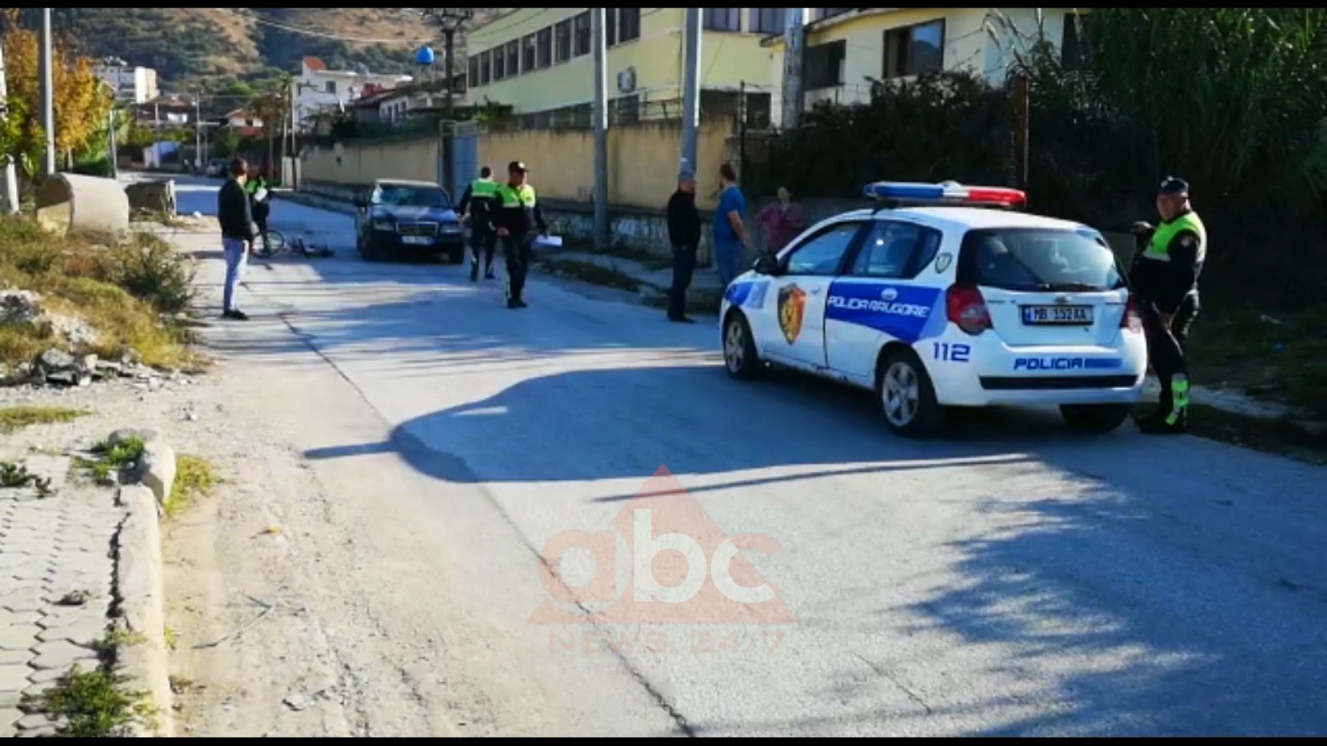 Makina përplas në mes të qytetit 60 vjeçarin që lëvizte me biçikletë (video)