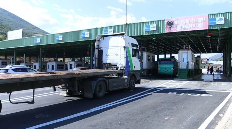 Miliona euro nga tregtia Shqipëri-Kosovë, por në Morinë kamionët sillen vërdallë