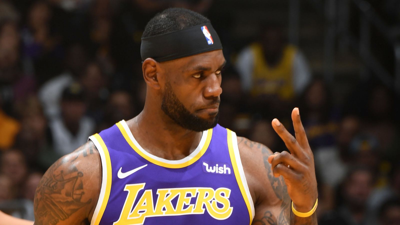 NBA/ LeBron James udhëheq Lakers, bien kampionët në fuqi