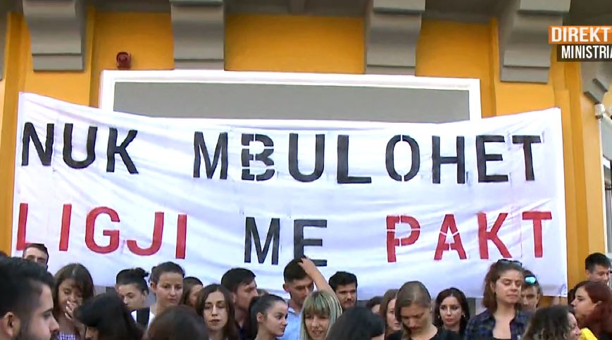 Lëvizja për Universitetin proteston përpara ministrisë në nisje të vitit të ri akademik