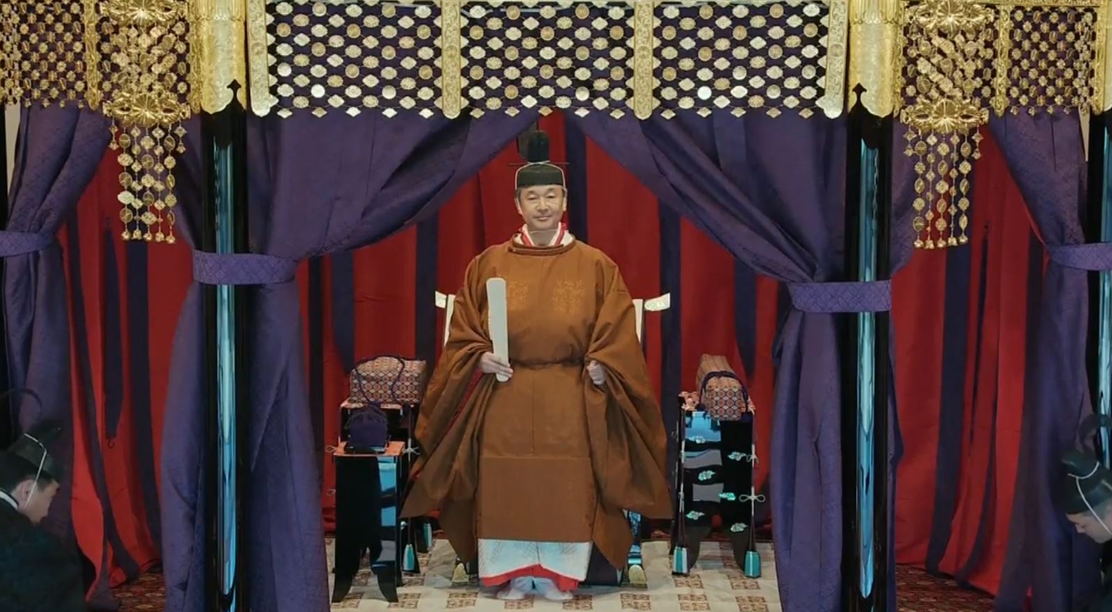 Perandori i Japonisë Naruhito, ulet zyrtarisht në fron